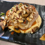 Corvina con hummus, almendras y hongos