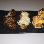 Trio Sampler (Sliders de carne, Slider buffalo wing, Taquitos de Pollo y Spicy Sesame wings)